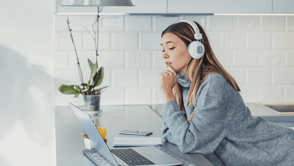 Jeune femme qui suis une formation e learning chez l'Aubaine formation