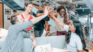 bonheur, bonheur au travail, vie professionnelle, épanouissement professionnel, bien être, heureux au travail, heureux, joie, équipe, collègues heureux