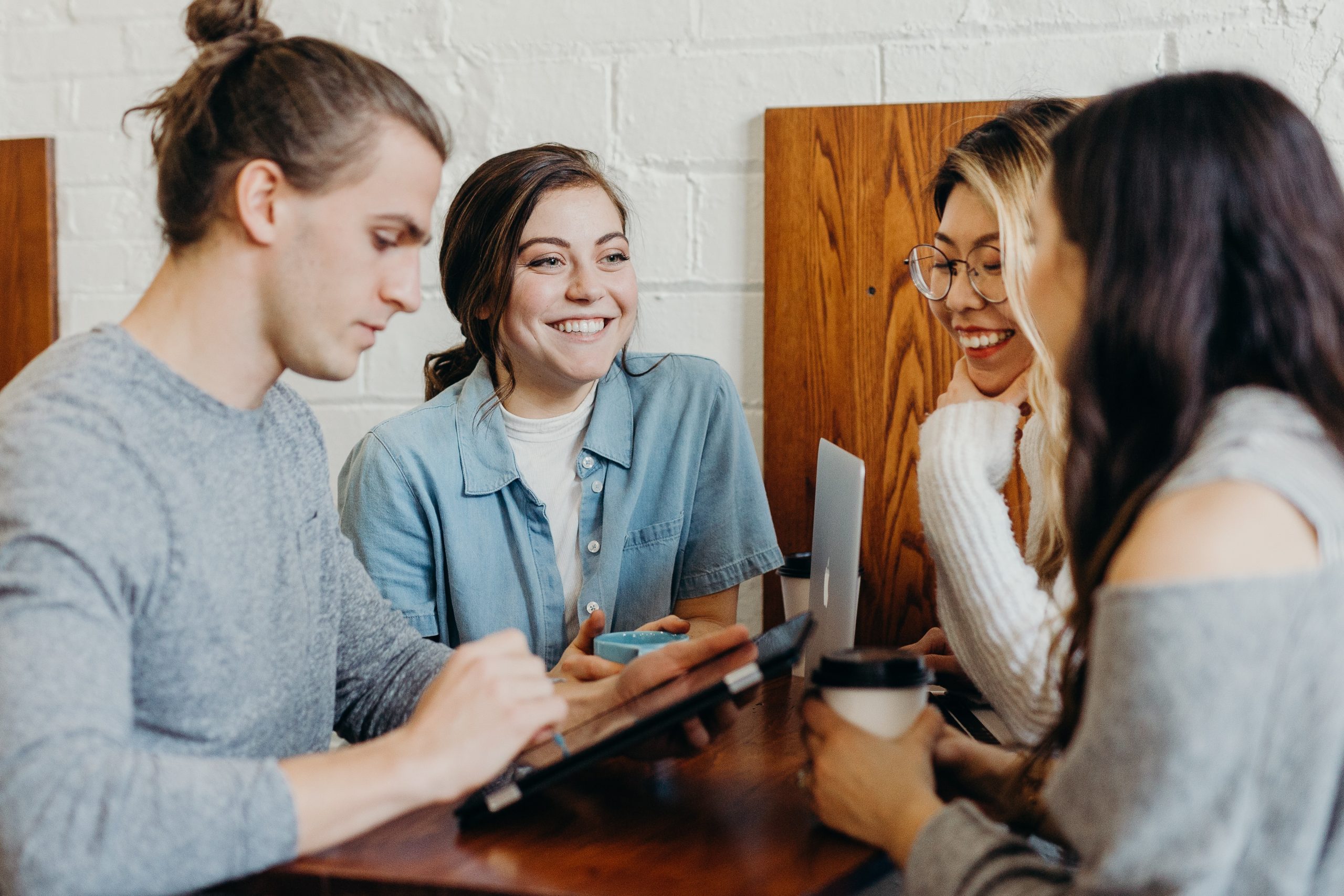 Groupe de jeunes actifs qui discutent lors d'une formation professionnelle de l'Aubaine formation