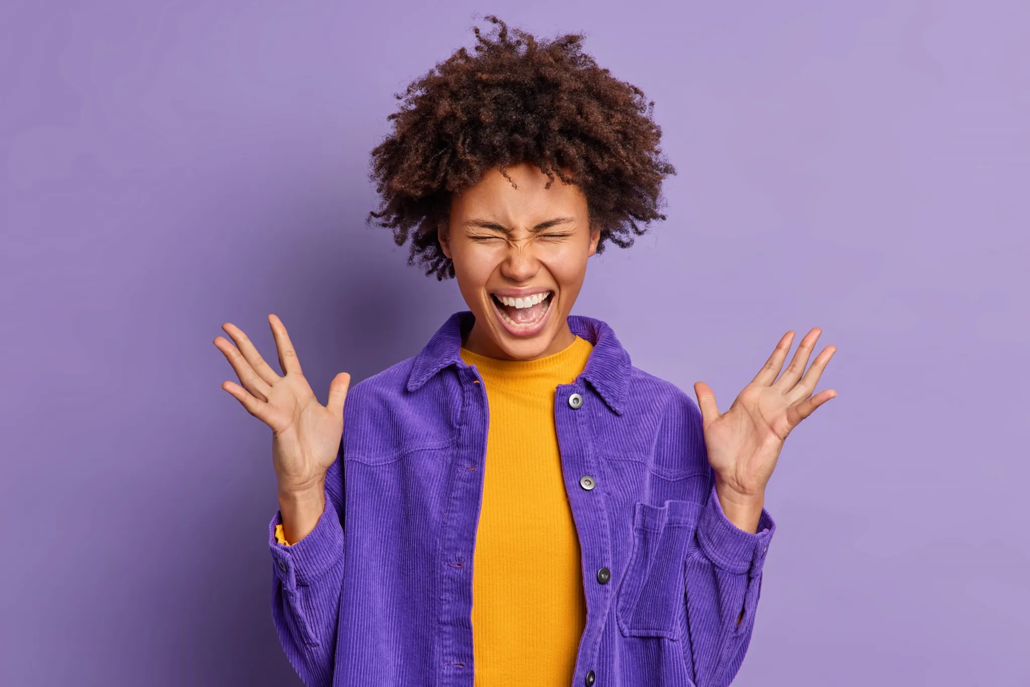 Jeune Femme Excitée et Heureuse de commencer sa formation professionnelle chez L'Aubaine Formation.